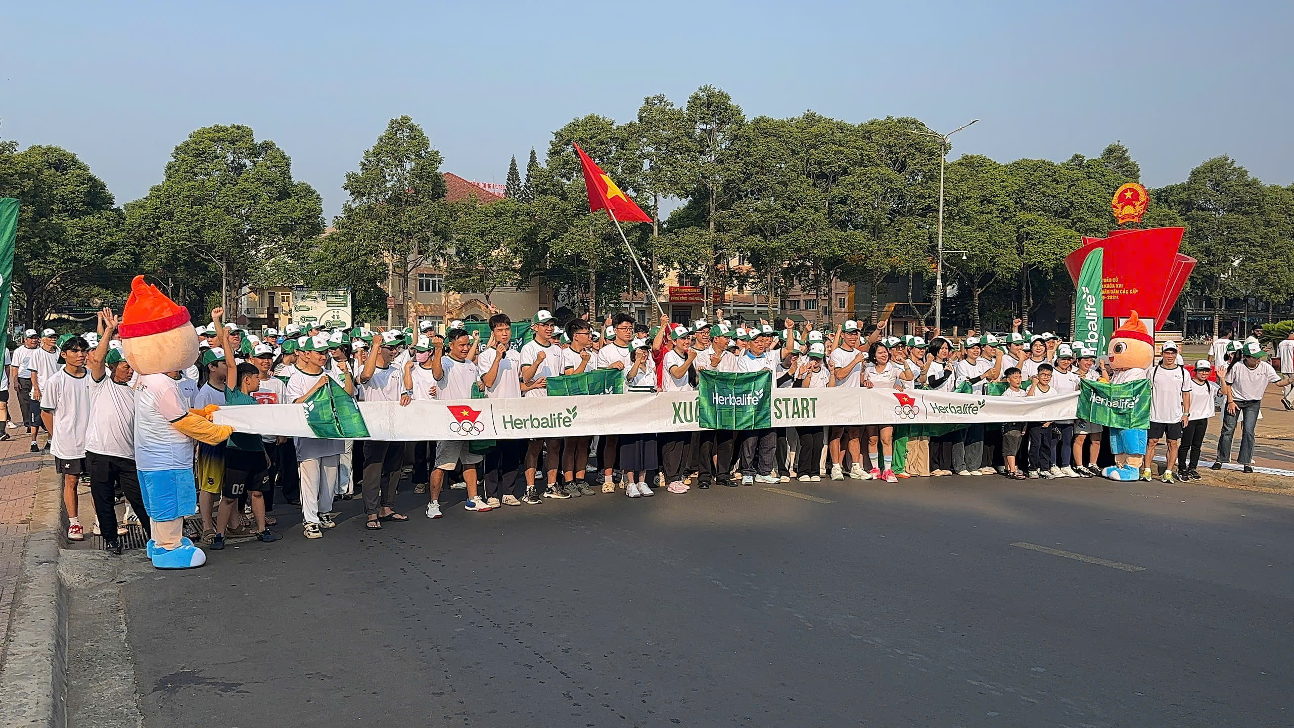 Đông đảo người tham gia nội dung chạy bộ hưởng ứng 1km.
